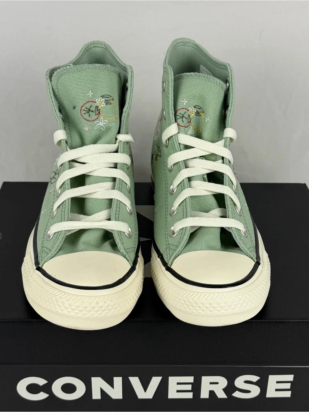 Converse Chuck Taylor High Top Embroidered Light Green Women’s Size 8